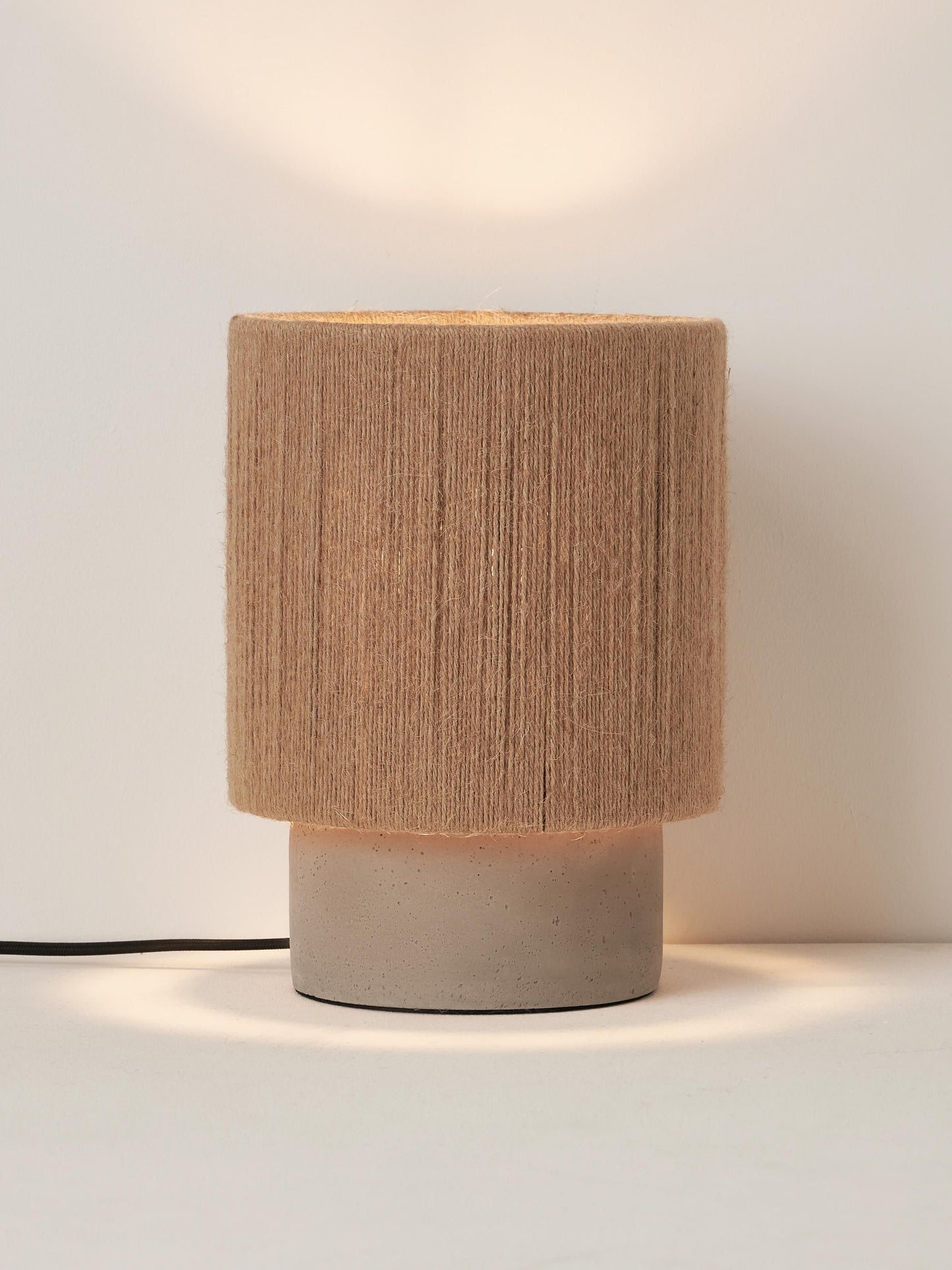 Lampa stołowa z juty Galea