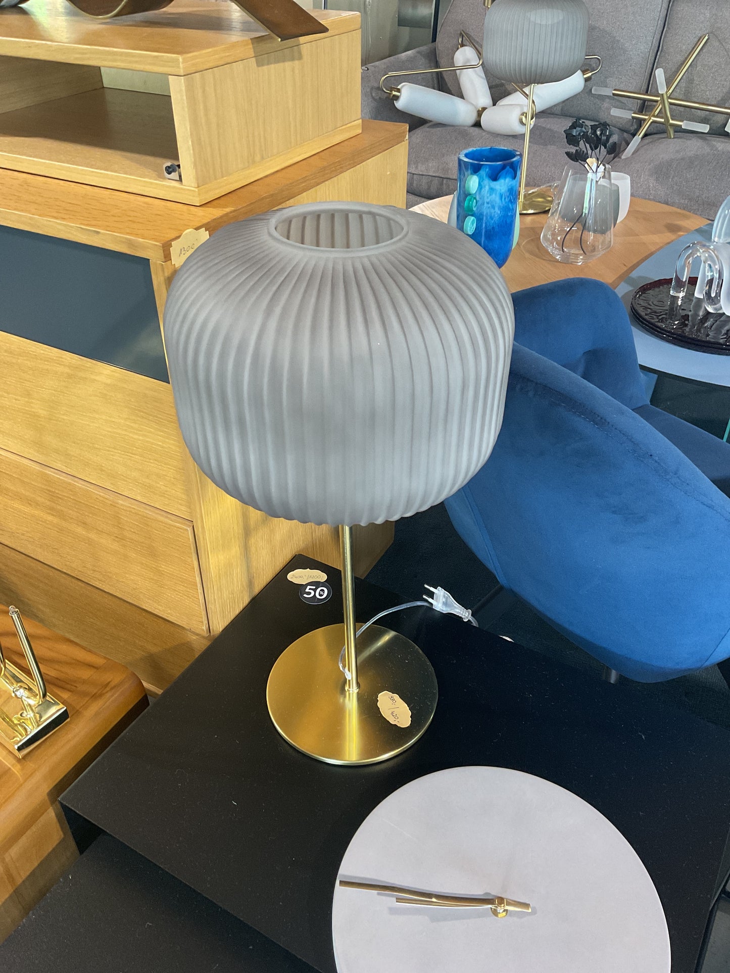 Lampa stołowa ze szklanym kloszem Sober
