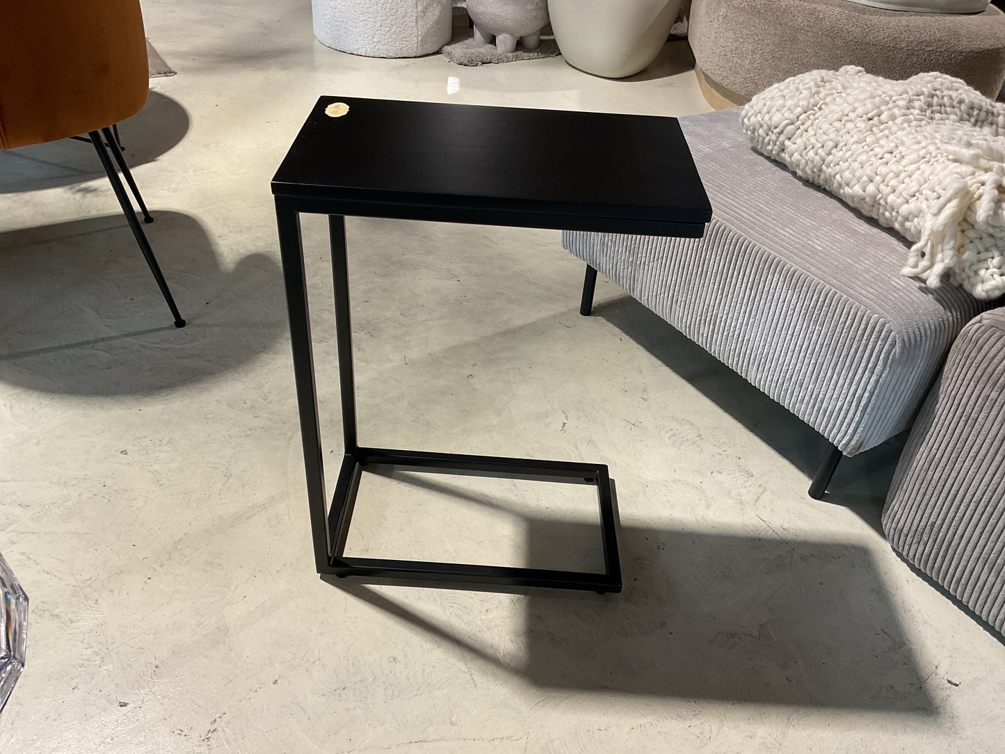 Stolik pomocniczy z drewna mangowego Celow