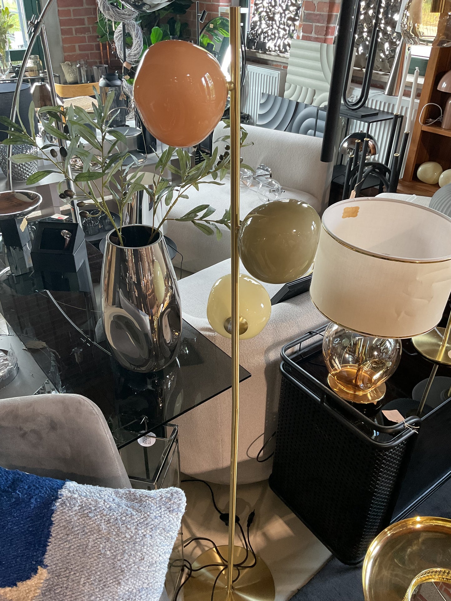 Lampa podłogowa ze szkła opalowego Josie