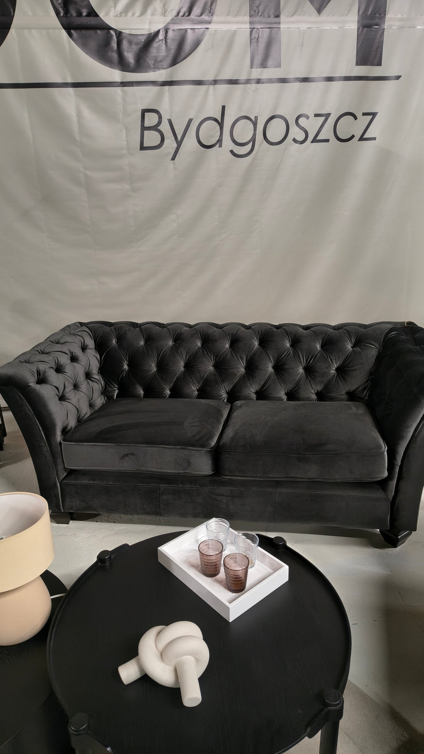 Czarne sofy chesterfield