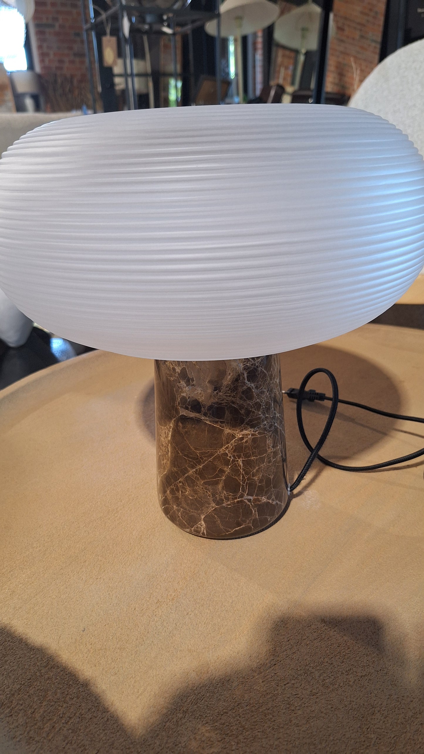 Lampa stołowa z marmurową podstawą Mariella