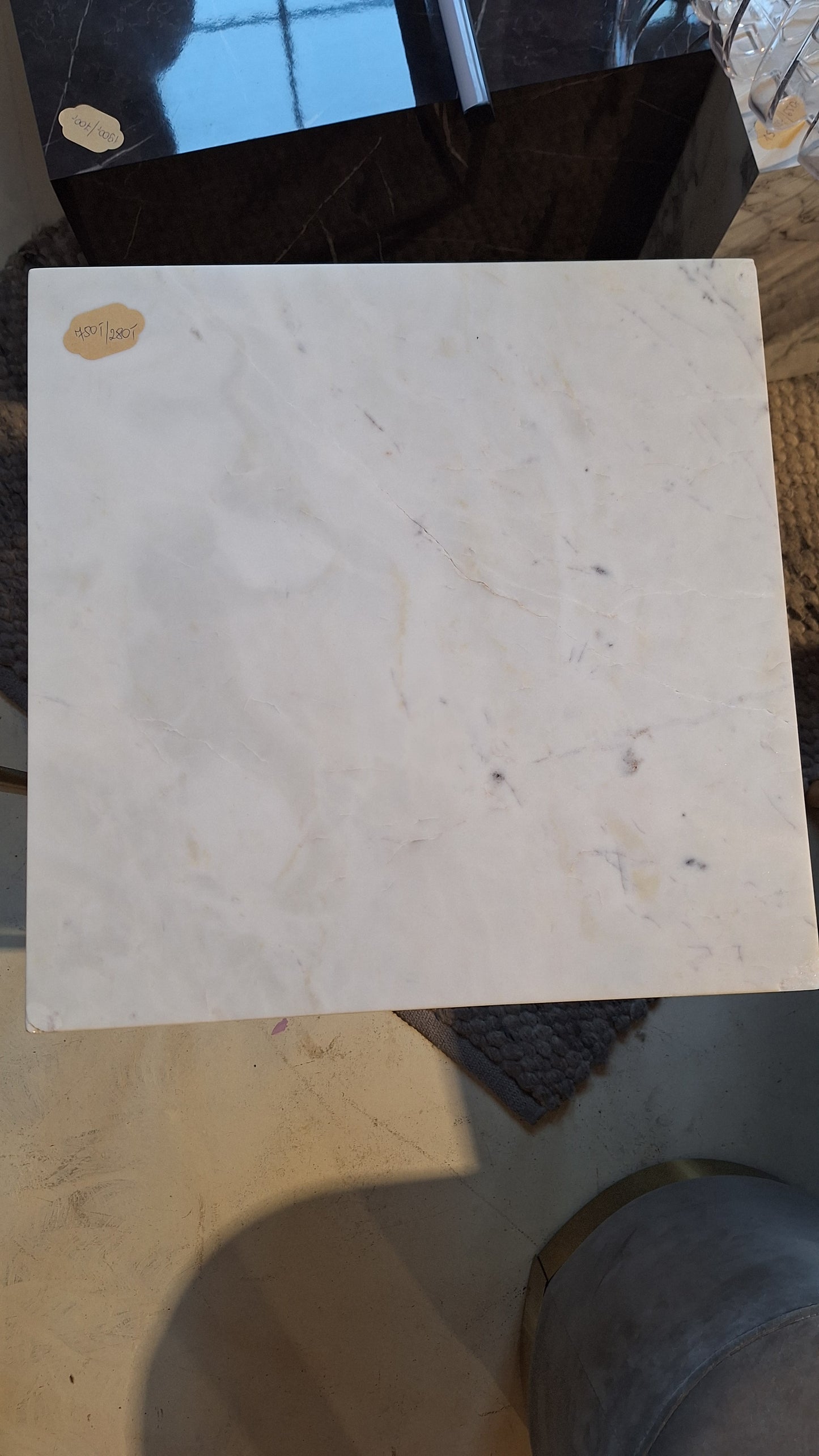 Stolik pomocniczy z marmuru Alys