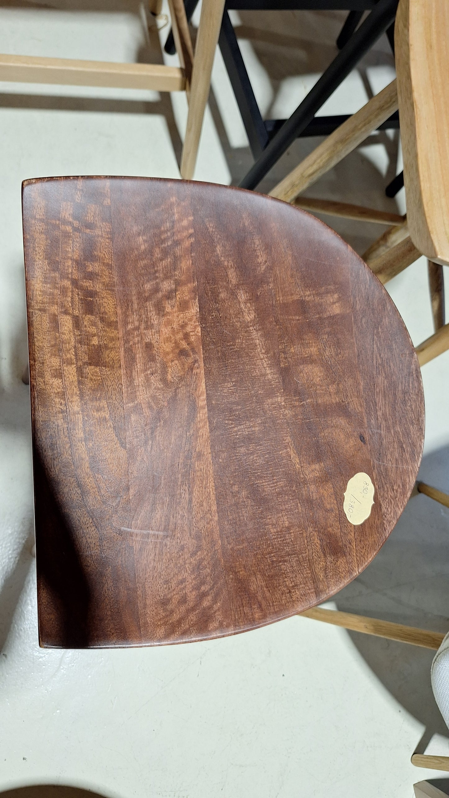 Stołek barowy z drewna mangowego Nino