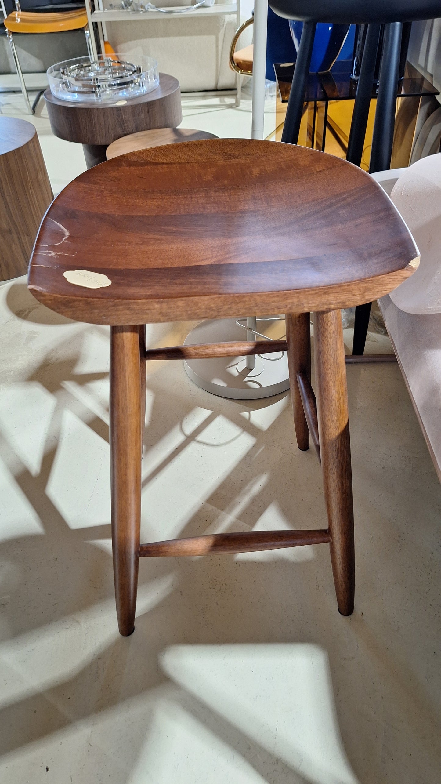 Stołek barowy z drewna mangowego Nino