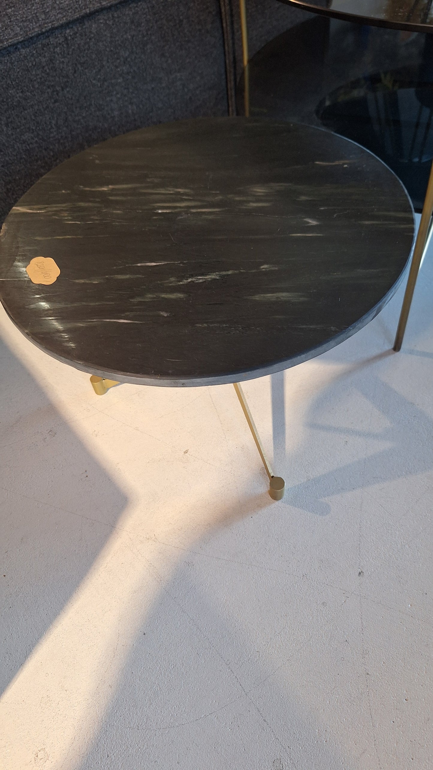 Stolik Emaga z marmurowym blatem