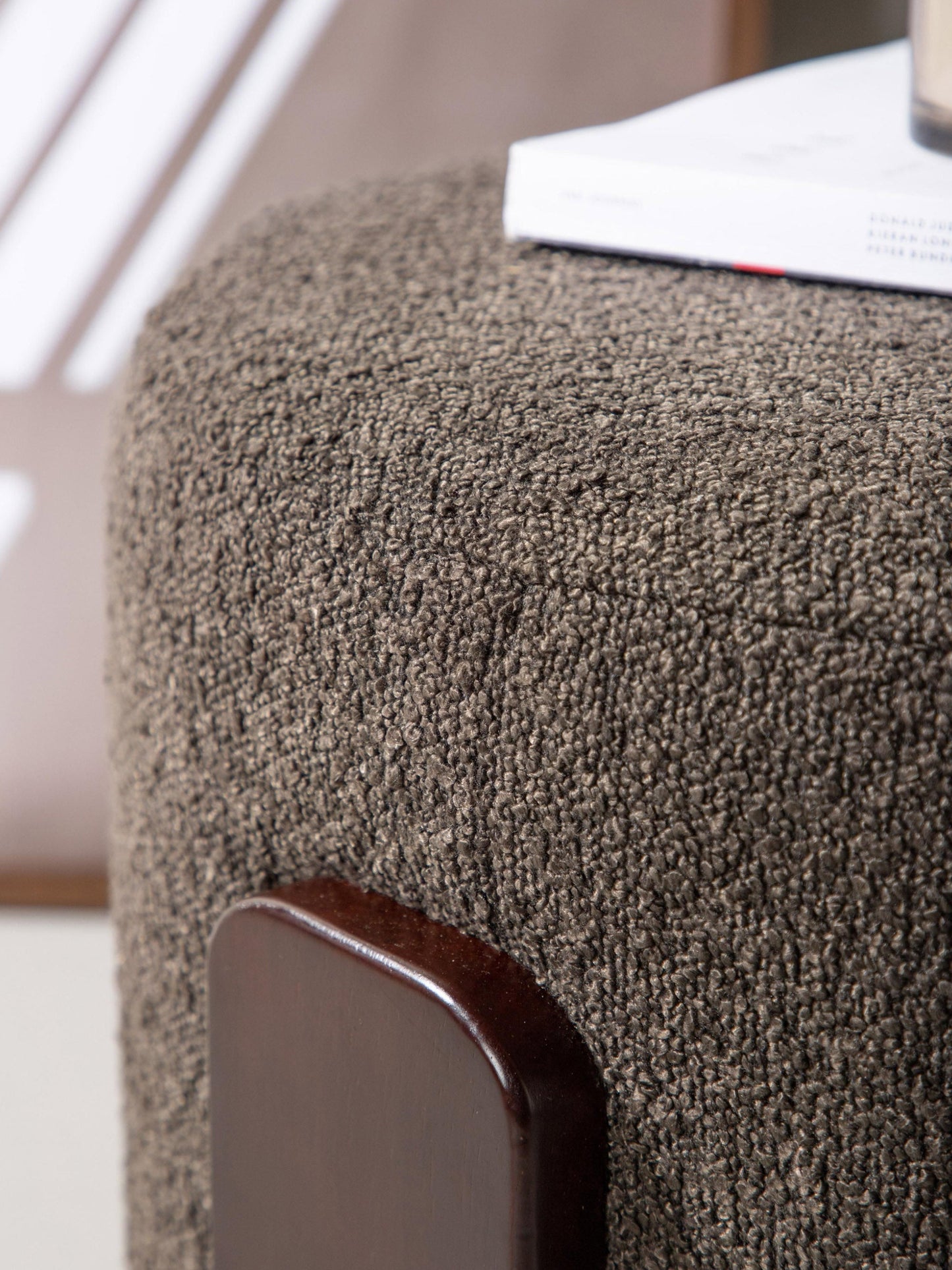 Puf tapicerowany Bouclé z drewnianymi nogami Coffey