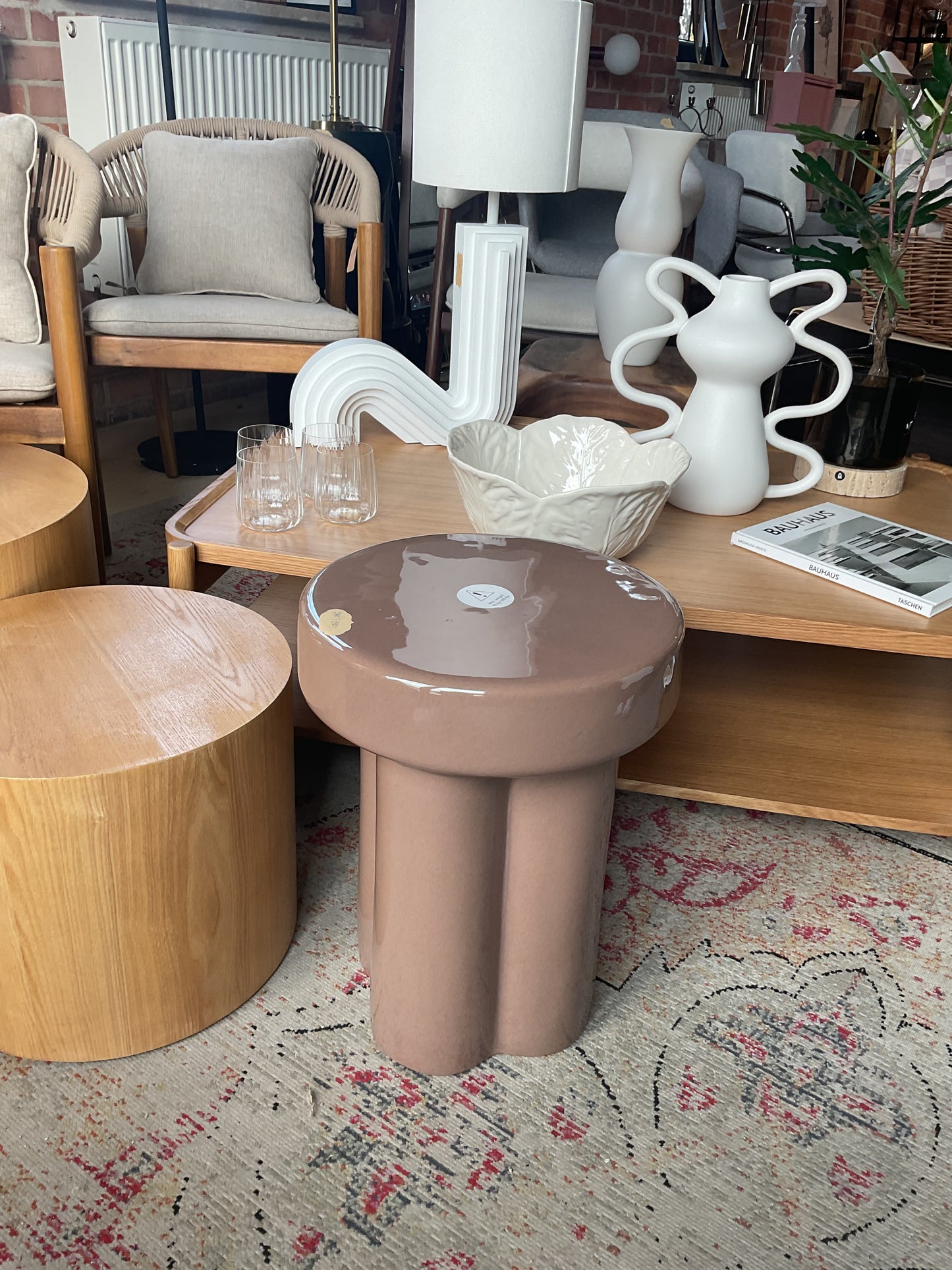 Stołek z ceramiki Toru