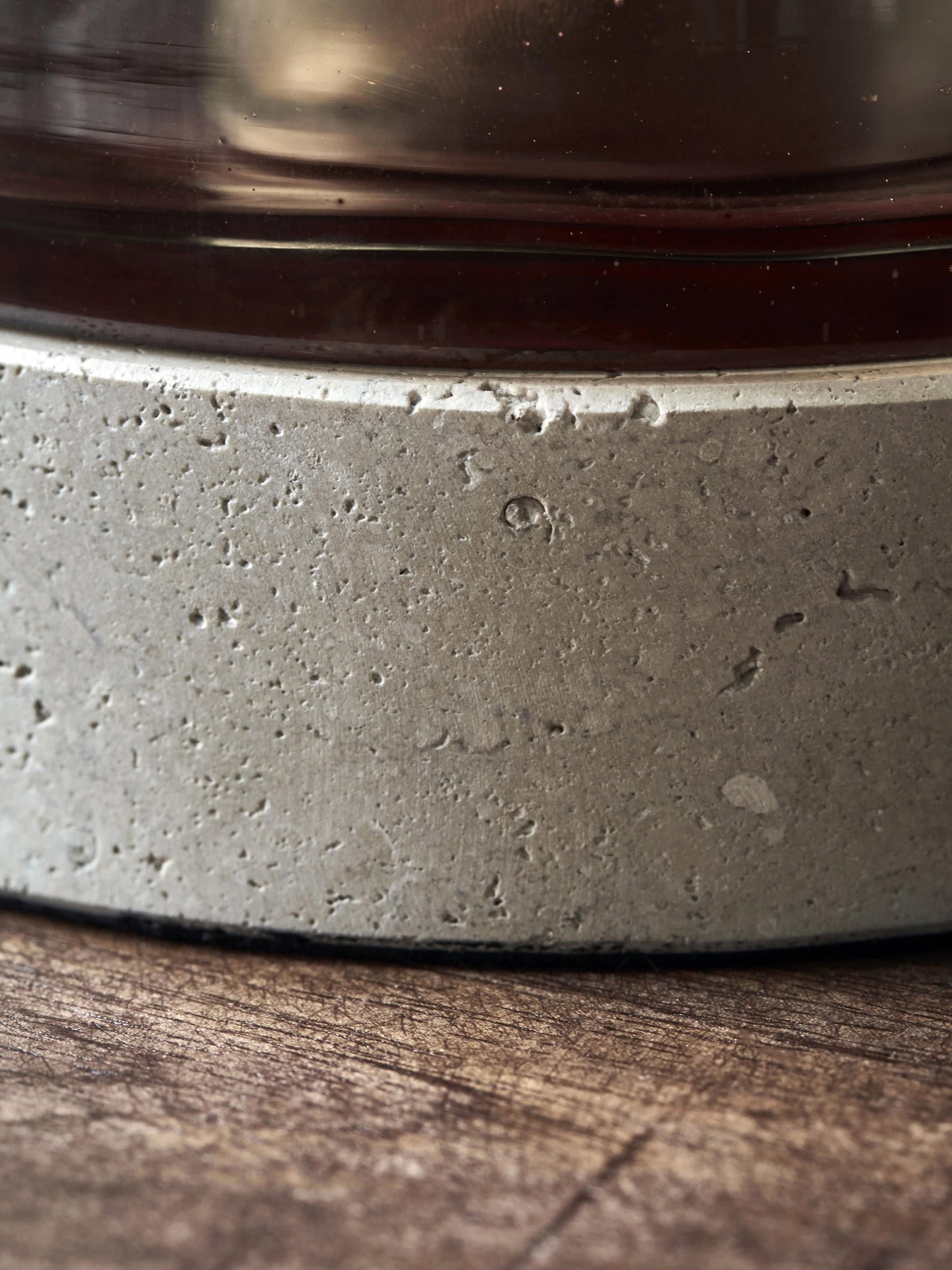 Świecznik ze szkła dmuchanego z trawertynową podstawą Rivo