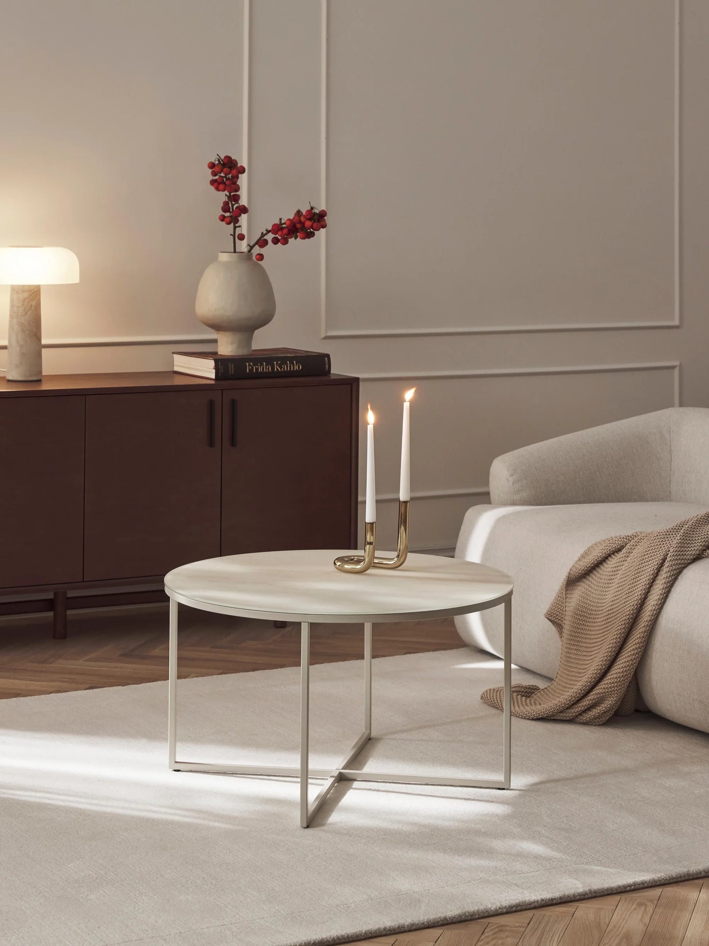 Stolik kawowy ze szklanym blatem o wyglądzie traweryntu Antigua