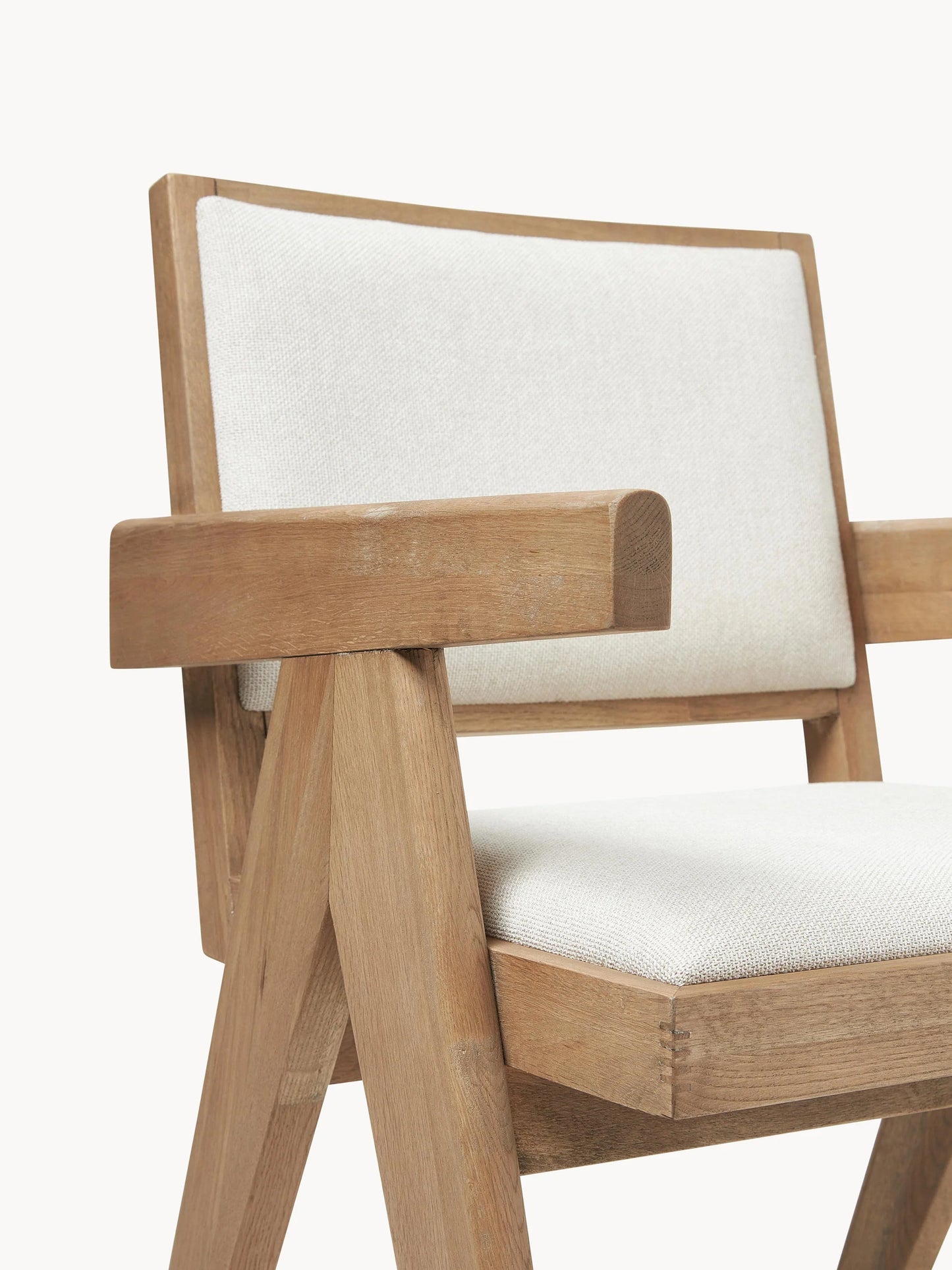 Krzesło tapicerowane z drewna z podłokietnikami Sissi