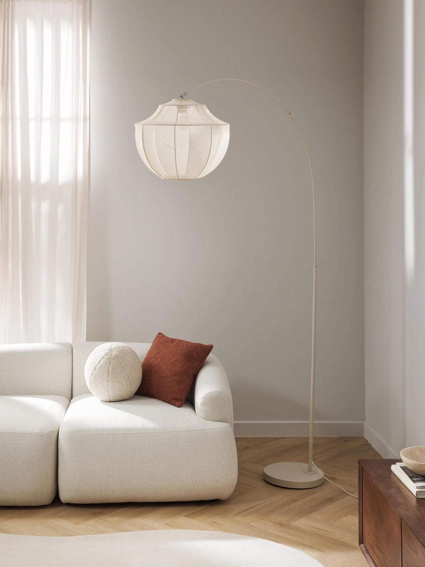 Lampa podłogowa łukowa z siateczki Beau