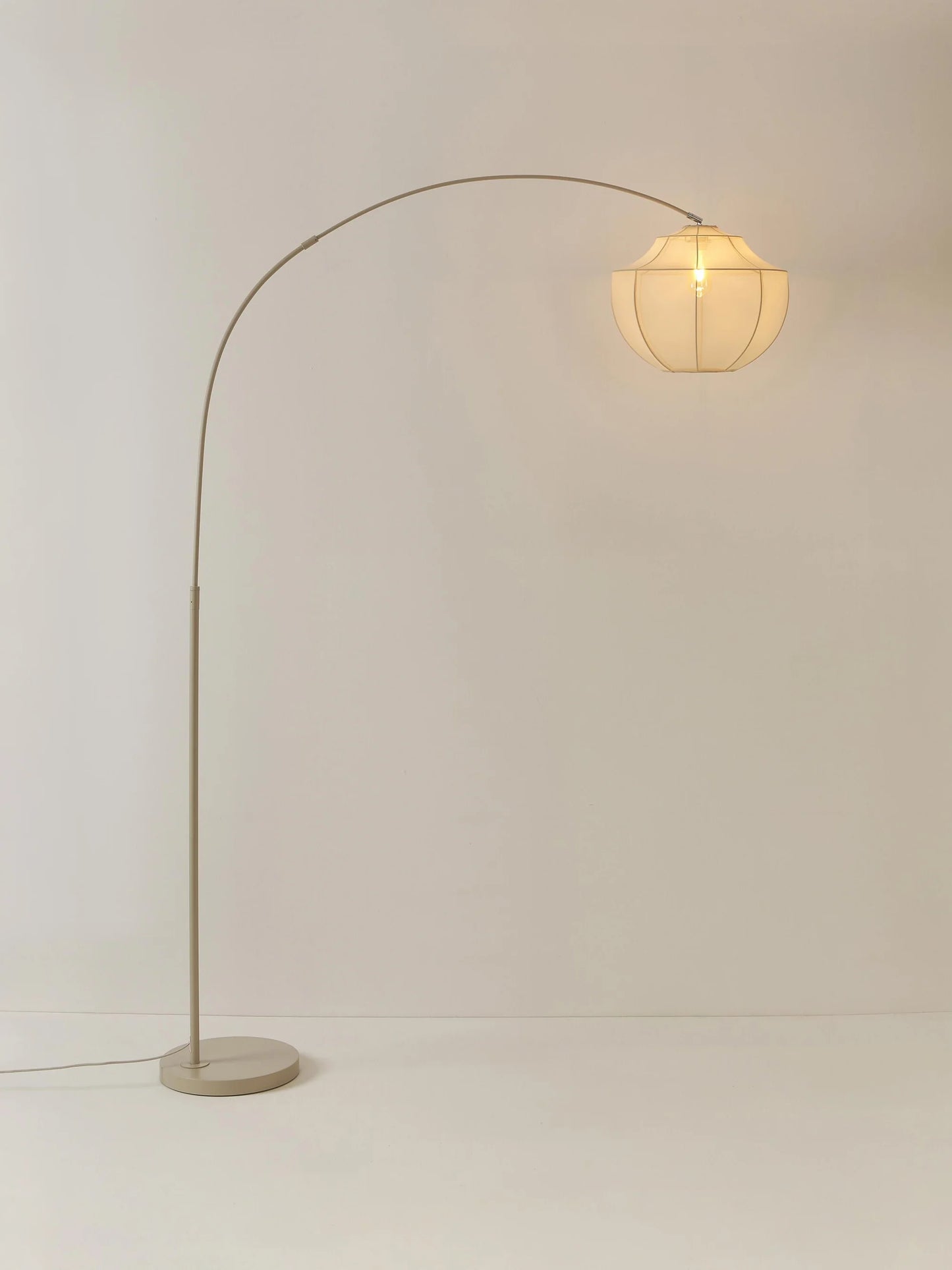Lampa podłogowa łukowa z siateczki Beau