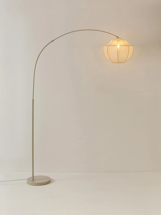 Lampa podłogowa łukowa z siateczki Beau