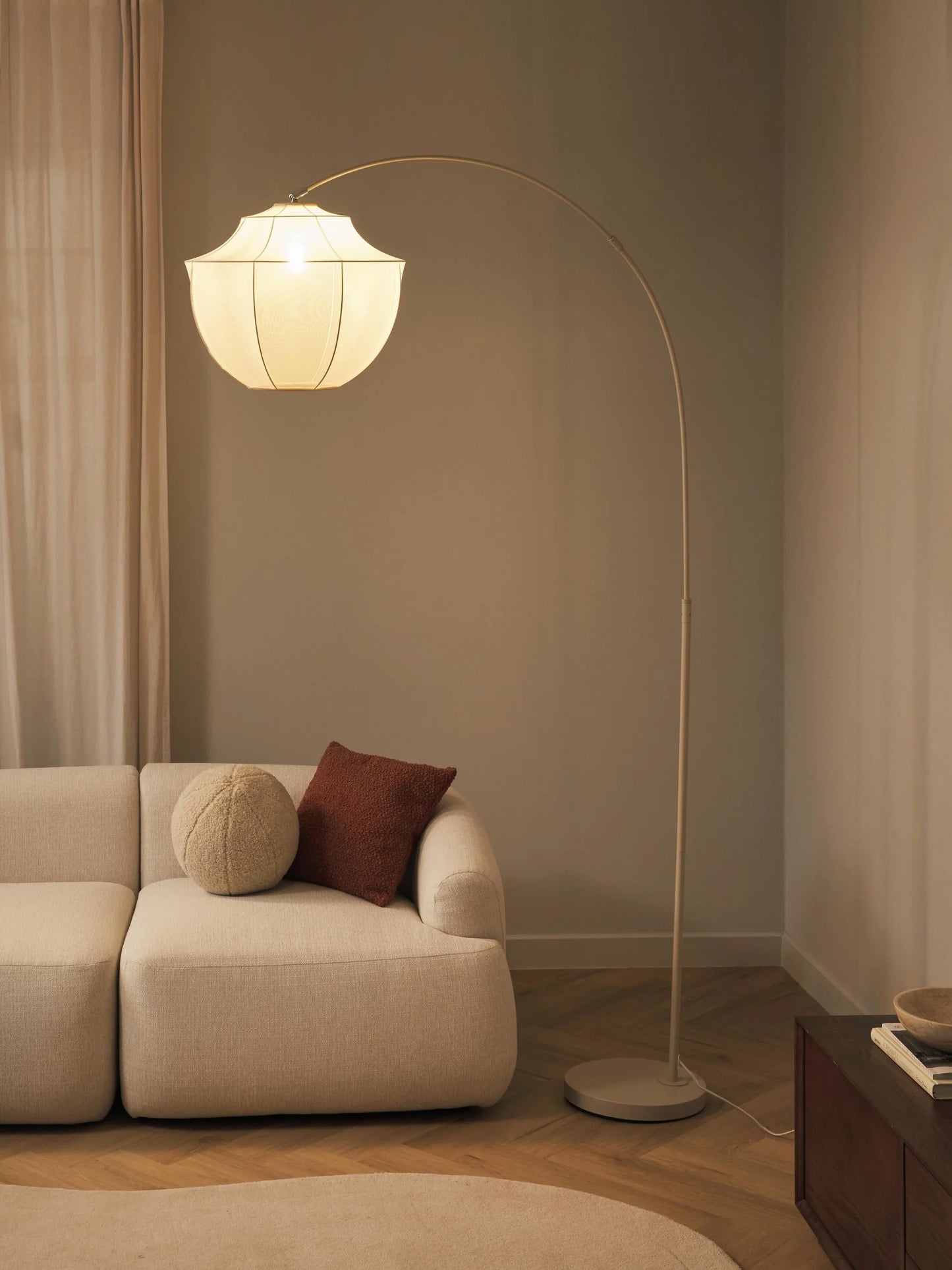 Lampa podłogowa łukowa z siateczki Beau