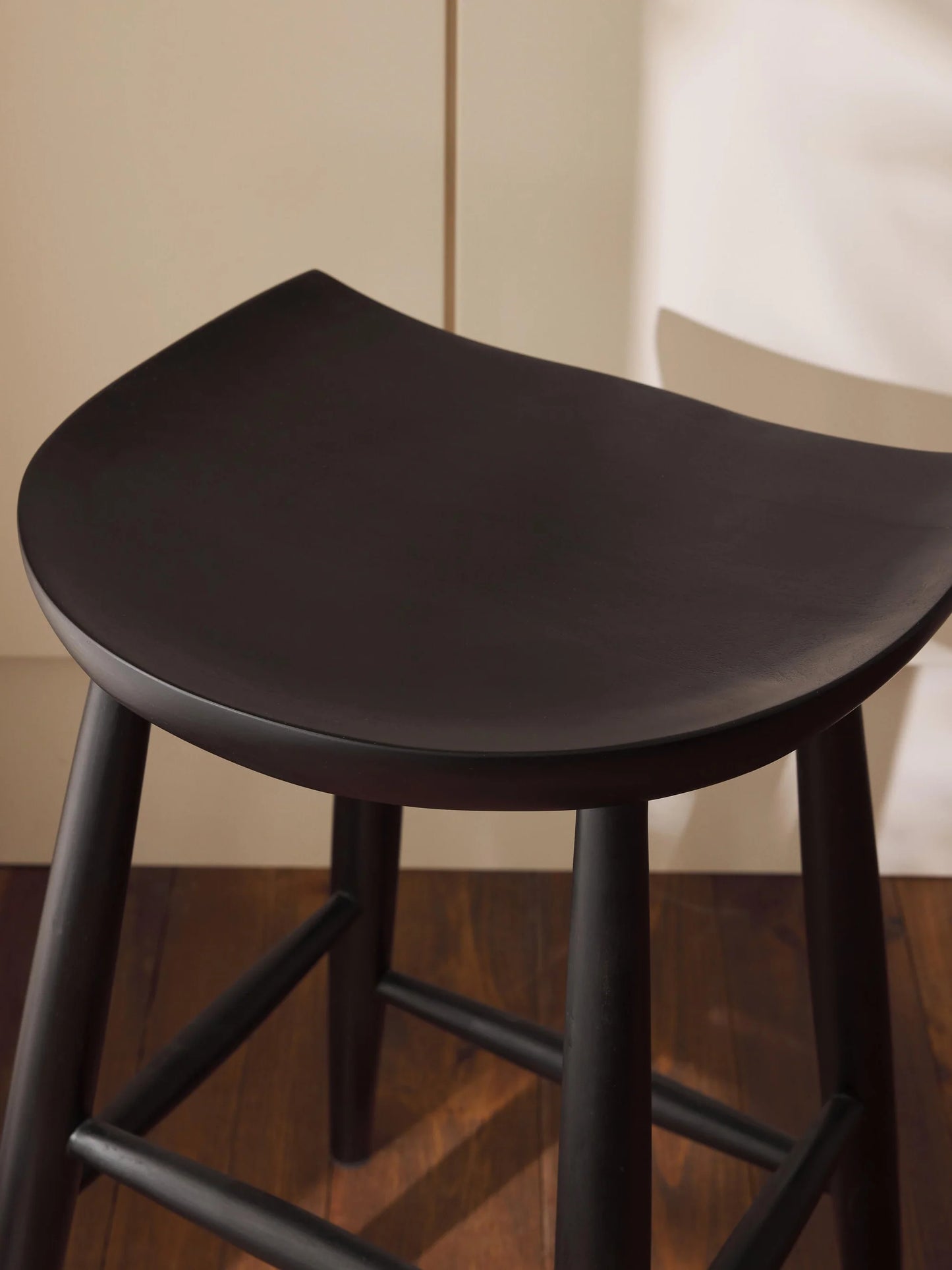 Stołek barowy z drewna mangowego Nino