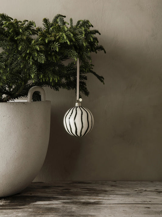 Komplet ręcznie malowanych bombek ze szkła Lines, 4 elem