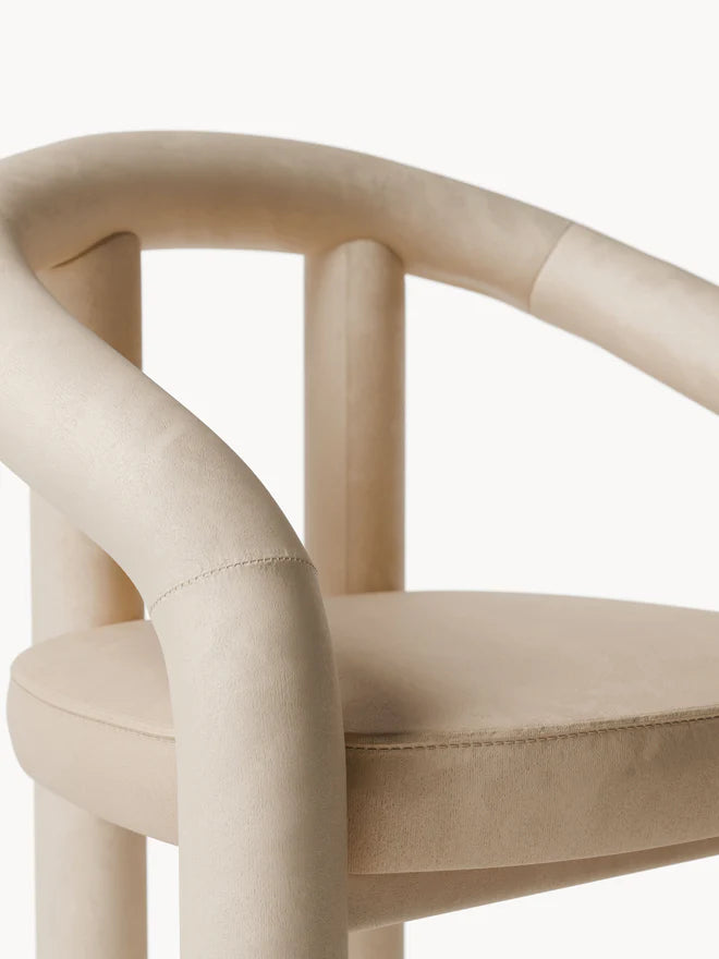 Krzesło z podłokietnikami z aksamitu Calan