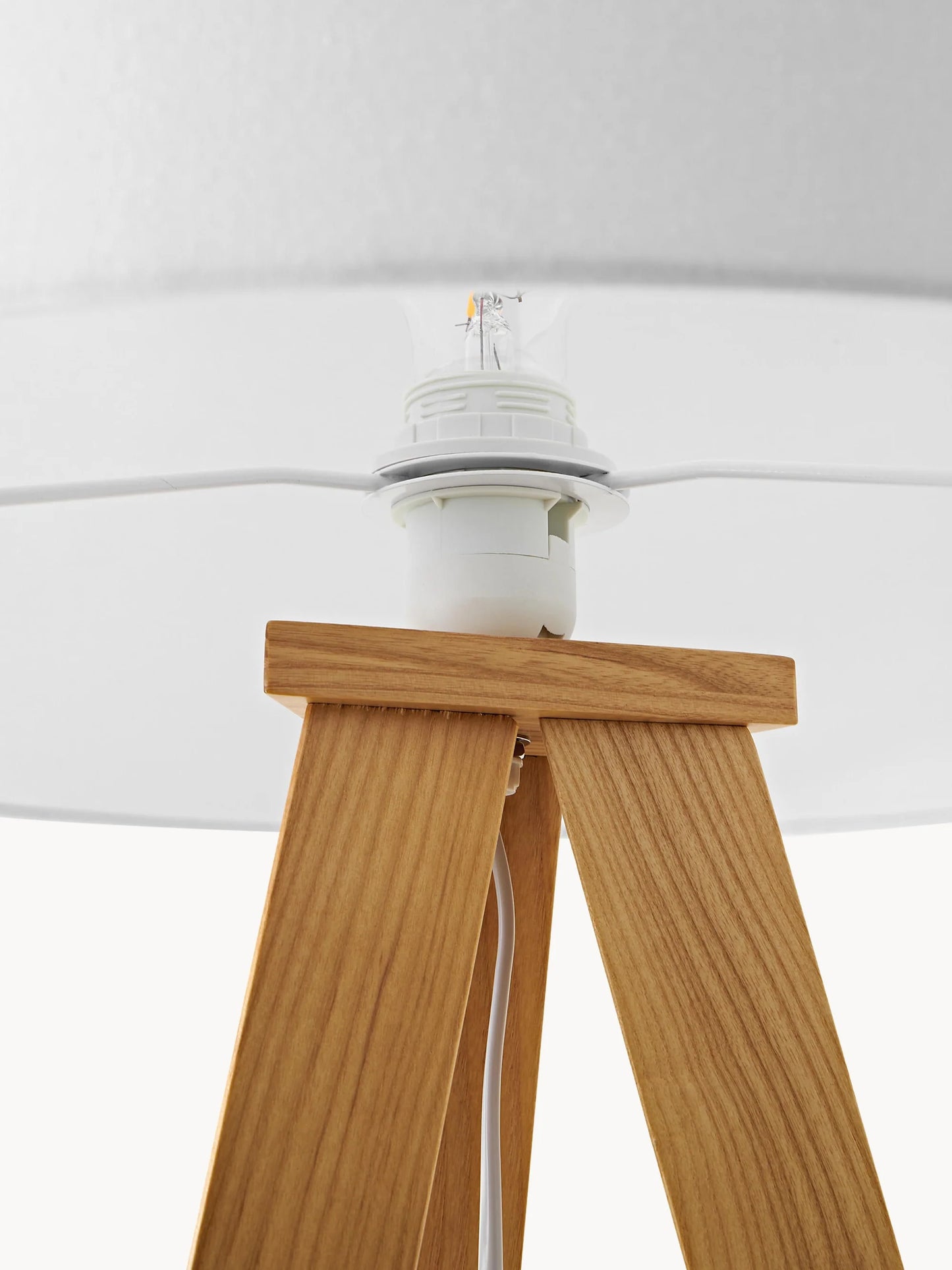 Lampa podłogowa trójnóg z litego drewna w stylu scandi Jake