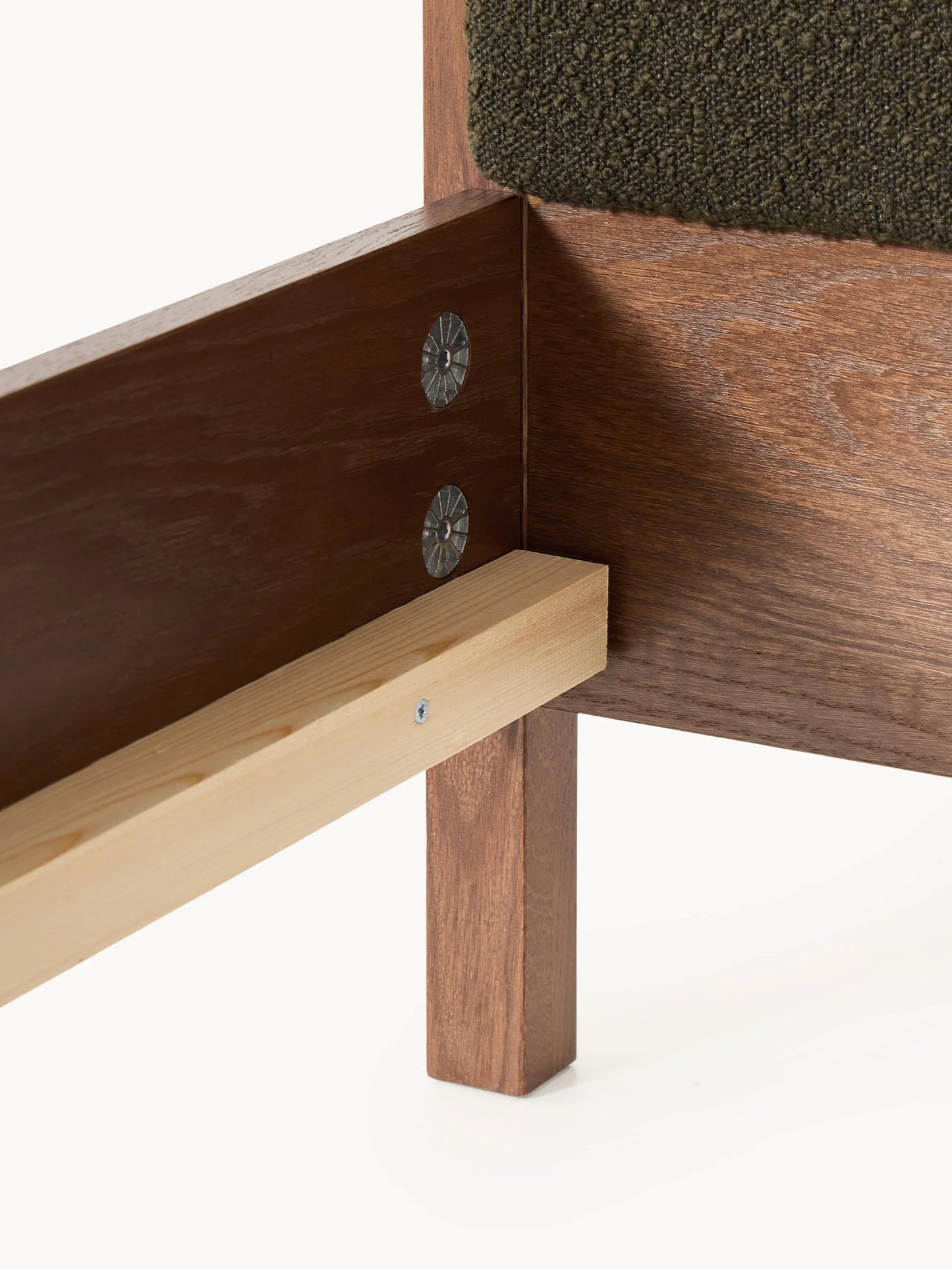 Łóżko z drewna z zagłówkiem Bouclé Jones