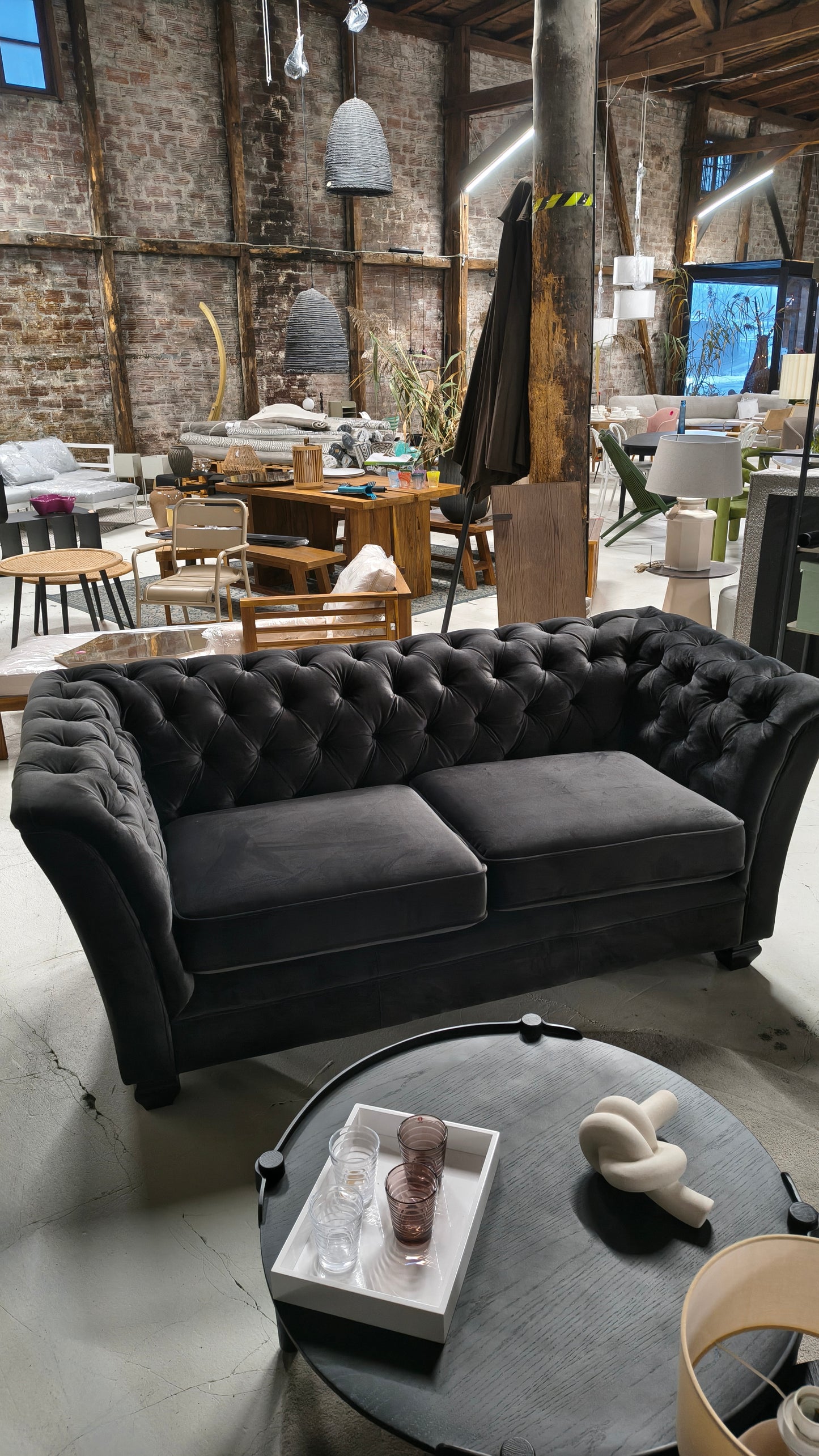 Czarne sofy chesterfield