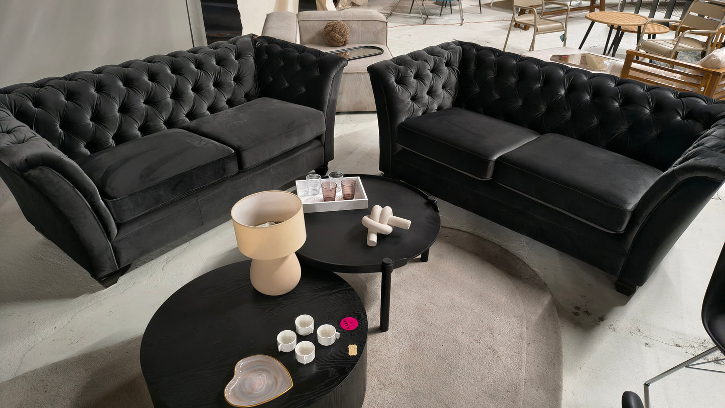 Czarne sofy chesterfield