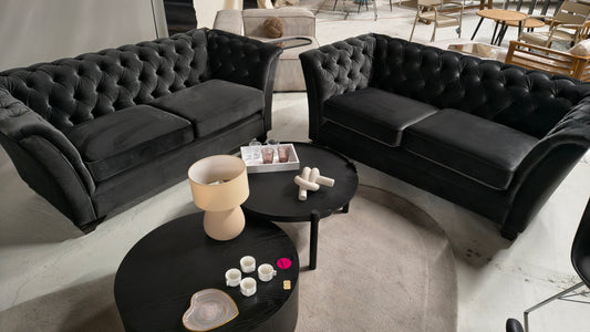 Czarne sofy chesterfield