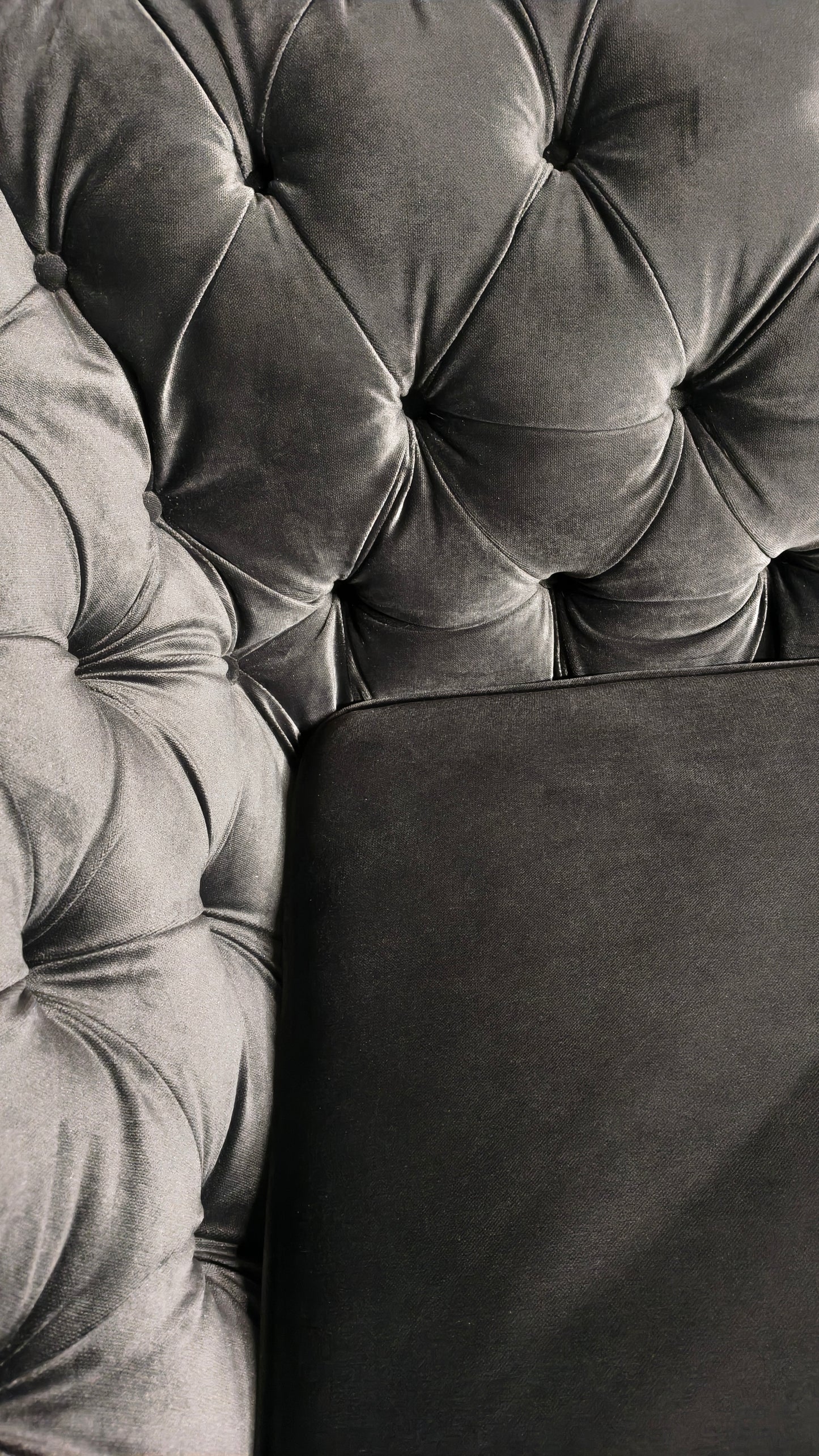 Czarne sofy chesterfield