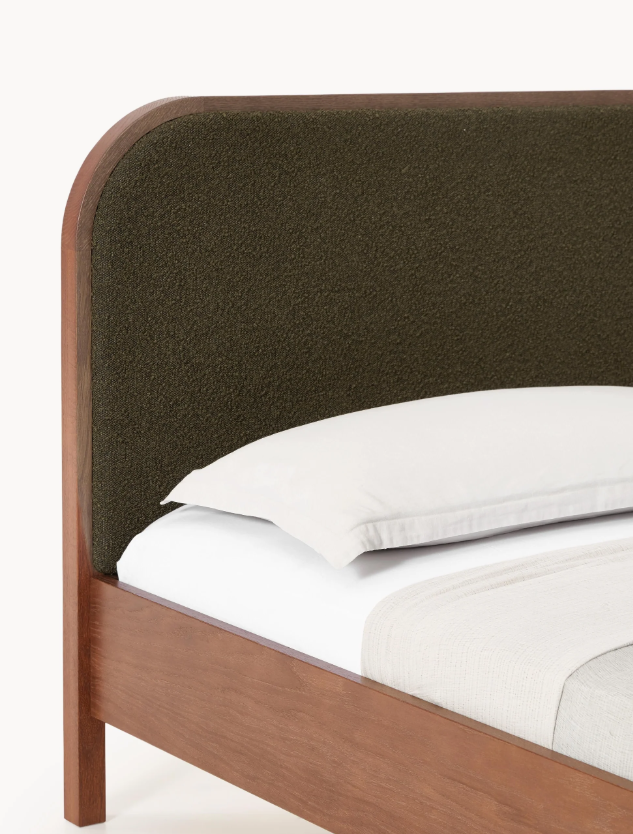 Łóżko z drewna z zagłówkiem Bouclé Jones