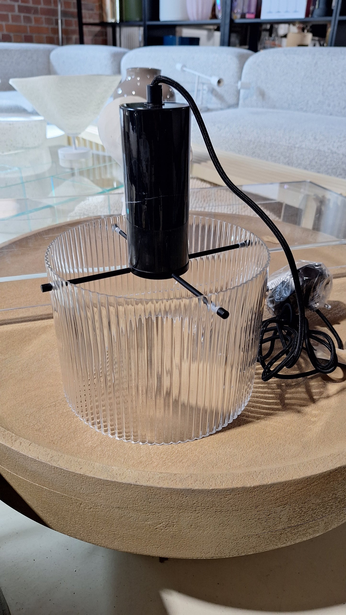 Lampa wisząca z ryflowaną powierzchnią Revolve